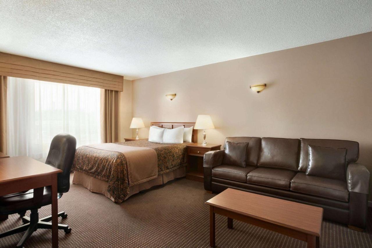 Travelodge By Wyndham Simcoe Exterior photo